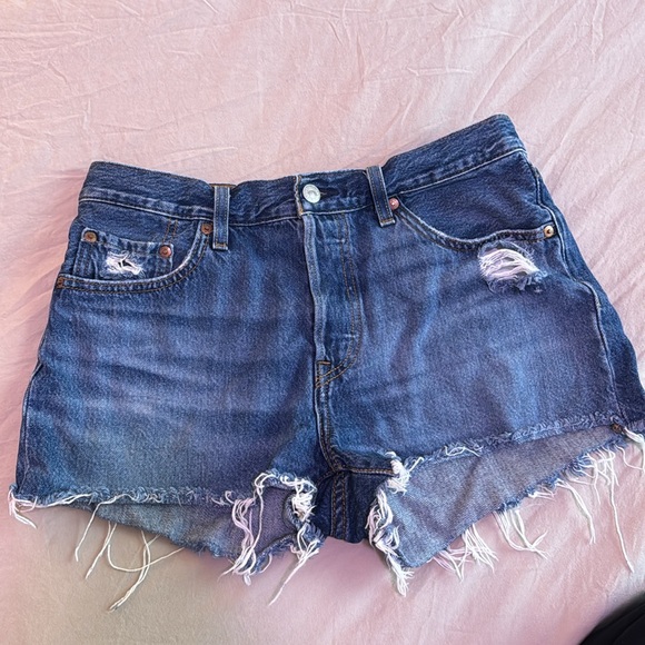 Vintage Levi 501 shorts with raw hem - Picture 7 of 10